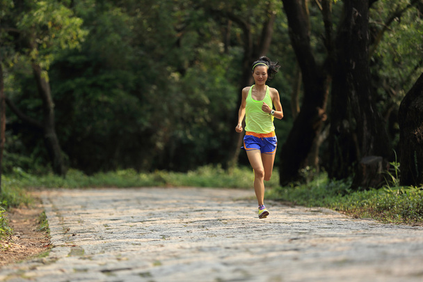 nő nyomvonal futó - Fotó, kép