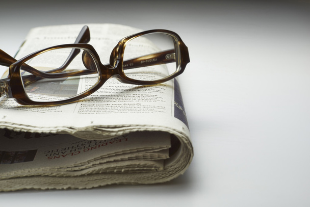 γυαλιά σε εφημερίδα - Φωτογραφία, εικόνα