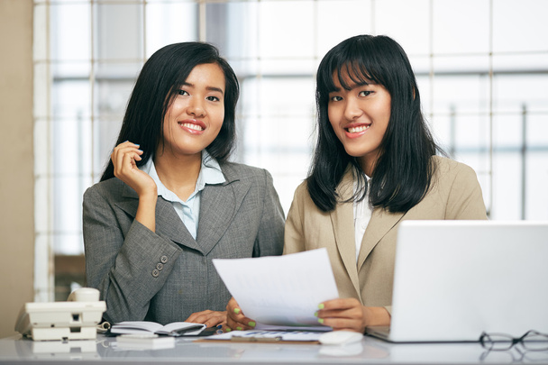 Deux femmes d'affaires travaillant au bureau
 - Photo, image