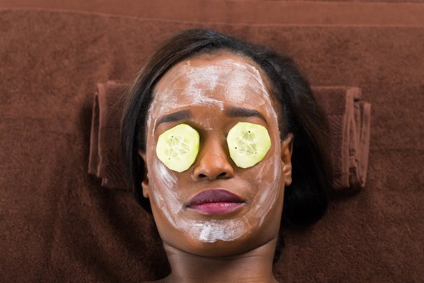 Mulher com máscara facial no spa
 - Foto, Imagem