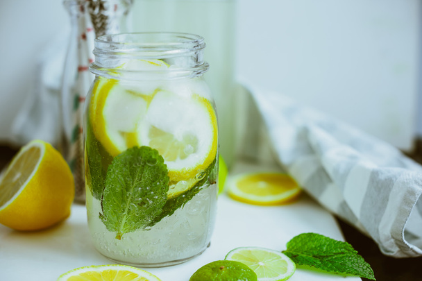 Kombucha с лаймом и лимоном в бутылке
 - Фото, изображение