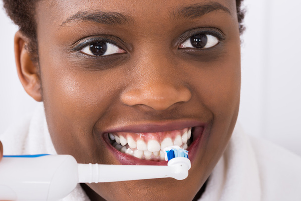 African Woman Brushing Teeth - Foto, imagen