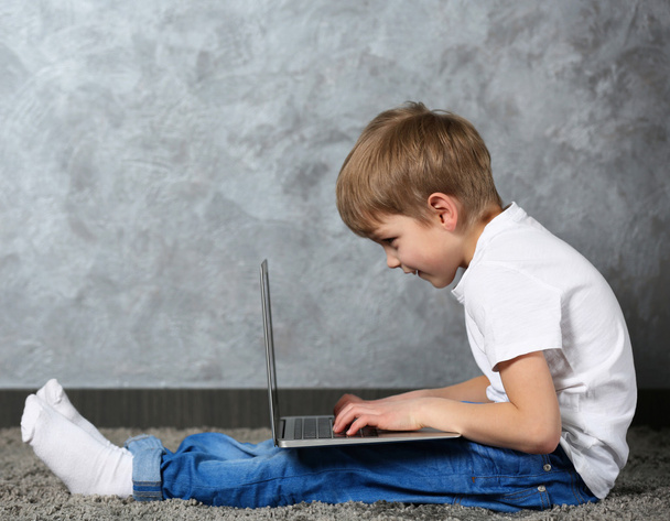 Little boy using laptop  - Foto, Imagen