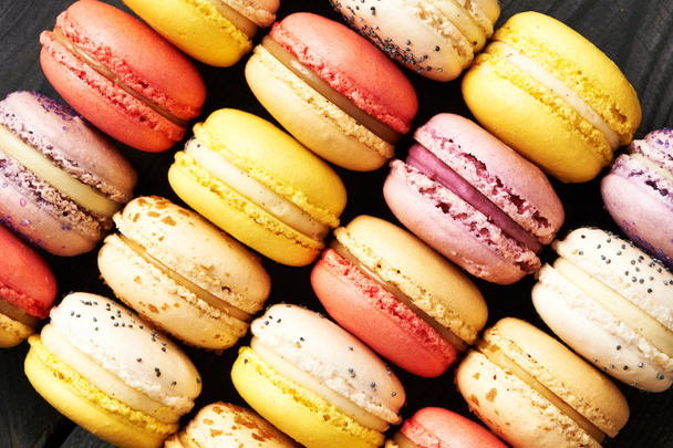 Смачні десертні макарони Франції. - Фото, зображення