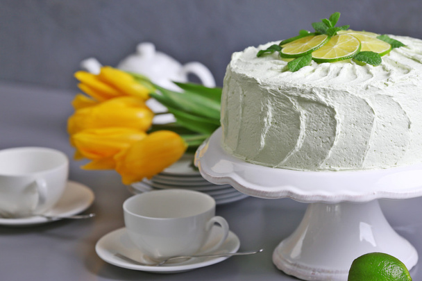 Lime cake with white tableware  - Foto, Imagen
