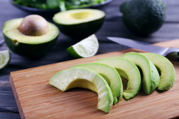 sliced green avocado - Foto, Imagem