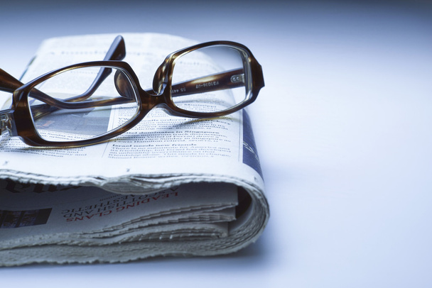 Γυαλιά στην εφημερίδα, μπλε τόνος - Φωτογραφία, εικόνα