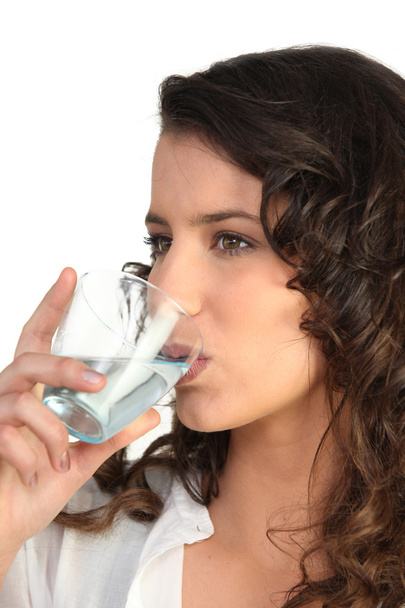 若い女性が水を飲んで - 写真・画像