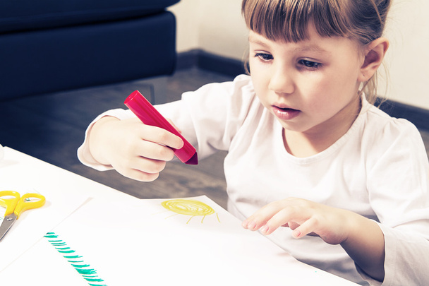 beautiful little girl draws felt-tip pens - Foto, Bild