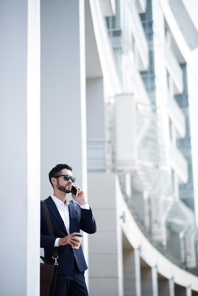 Young elegant businessman talking on phone - Fotoğraf, Görsel
