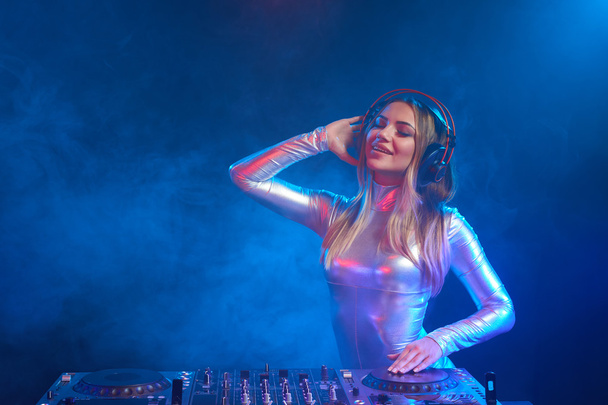 DJ girl on decks at the party - Φωτογραφία, εικόνα