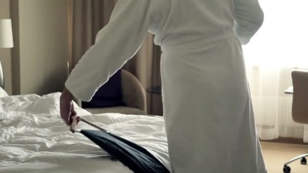 businessman preparing clothes for work in hotel room - Filmati, video