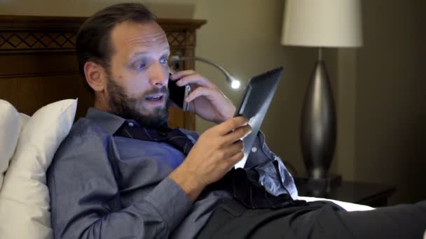 Angry businessman with tablet talking on cellphone - Filmagem, Vídeo