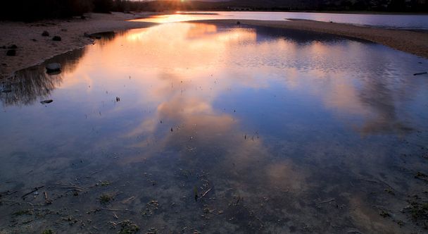 Σύννεφα, αντανακλάται στο νερό μιας λίμνης - Φωτογραφία, εικόνα