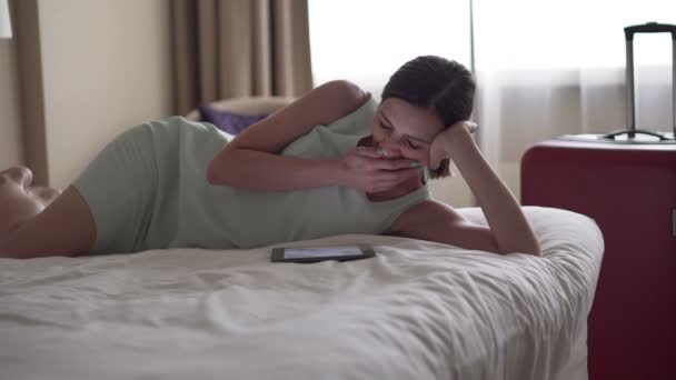 empresária com computador tablet no quarto de hotel
 - Filmagem, Vídeo