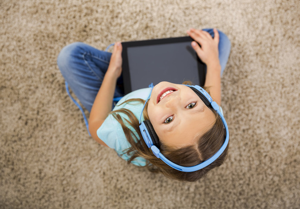 Little girl listen music with headphones - Fotografie, Obrázek