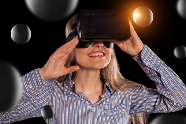 vrouw in virtual reality headset - Foto, afbeelding