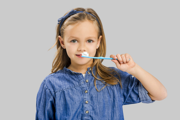 Little girl brushing teeth - Foto, afbeelding