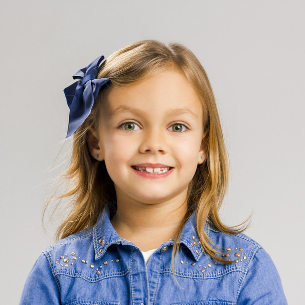 Little girl with a smiling expression - Фото, зображення