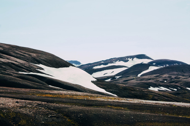 Ісландський краєвид. Красиві гори і вулканічна зона - Фото, зображення