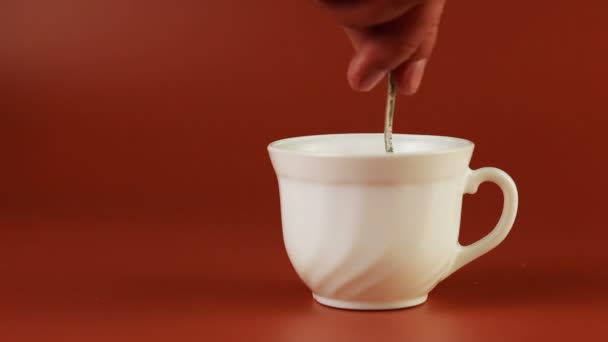 taza de café caliente sobre fondo marrón - Imágenes, Vídeo