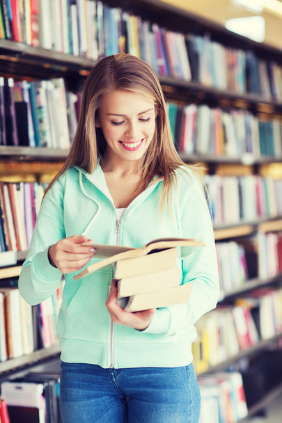 chica estudiante feliz o mujer con libro en la biblioteca
 - Foto, Imagen