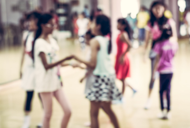 Θολή τα παιδιά που είναι στο χορό της τάξης - Φωτογραφία, εικόνα