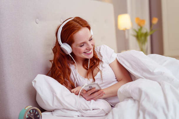 Happy young woman enjoying her music - Foto, Bild