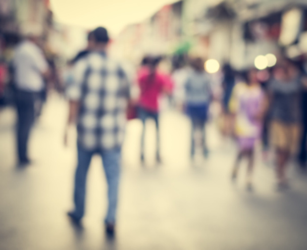 Размытые люди, идущие по улице старого города
  - Фото, изображение