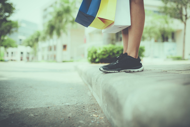 Füße von weiblichem Shopaholic - Foto, Bild