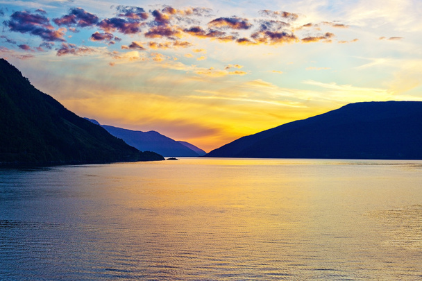 zonsondergang over fjord - Foto, afbeelding