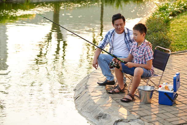 Apa tanítás fiú halászati - Fotó, kép