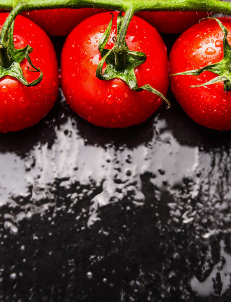 Ripe Tomatoes on black wet background - Fotoğraf, Görsel