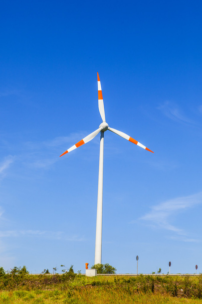 Mulino a vento raccoglie energia dalla brezza estiva
. - Foto, immagini