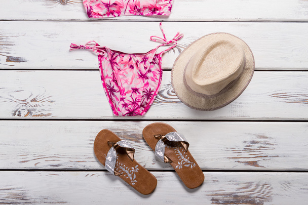 ピンクの水着、帽子、履物. - 写真・画像