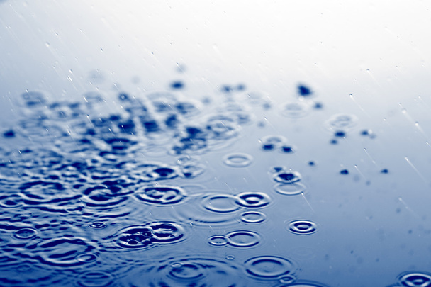 Gotas de chuva salpicando
 - Foto, Imagem