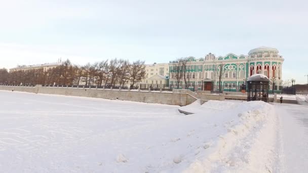 Zimowa panorama miasta stawu - Materiał filmowy, wideo