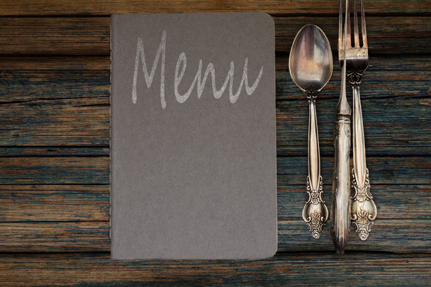 Vintage restaurant menu op een rustieke houten achtergrond - Foto, afbeelding