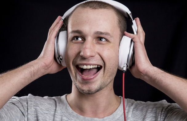 borostás férfi zenehallgatás fejhallgató - Fotó, kép