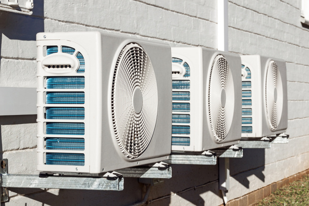 Tres unidades de aire acondicionado recién instaladas montadas en la pared
 - Foto, imagen