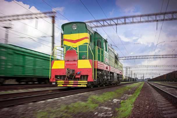 Потужний небрендовий дизельний локомотив у розмиванні руху
 - Фото, зображення