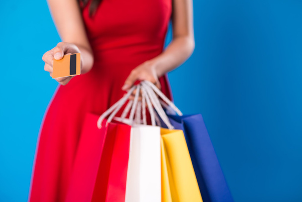 Mujer shopaholic dando tarjeta de crédito
 - Foto, imagen