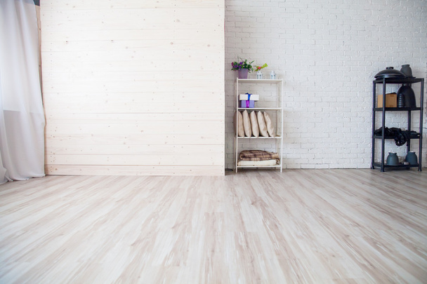 PhotoStudio fondo de madera claro con pared de ladrillo y estantes
 - Foto, Imagen