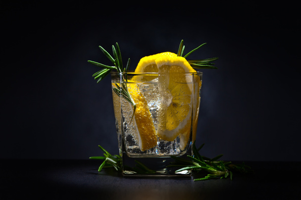 алкогольний напій з тоніком, лимоном та розмарином
  - Фото, зображення