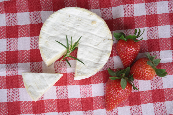 Camembert cheese with strawberry - Photo, image