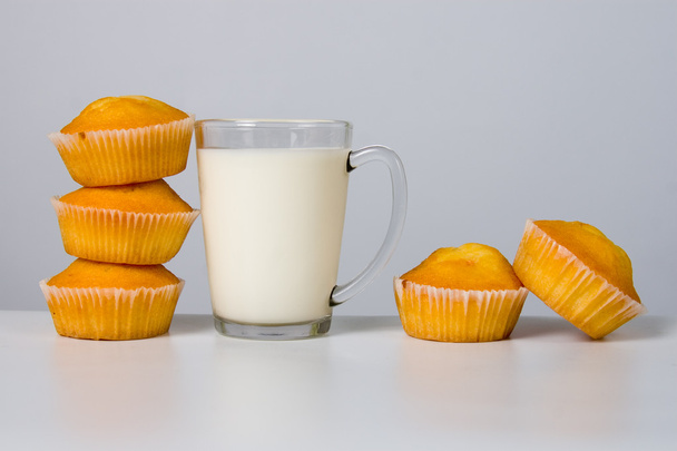 Glass of milk and cupcakes - Valokuva, kuva