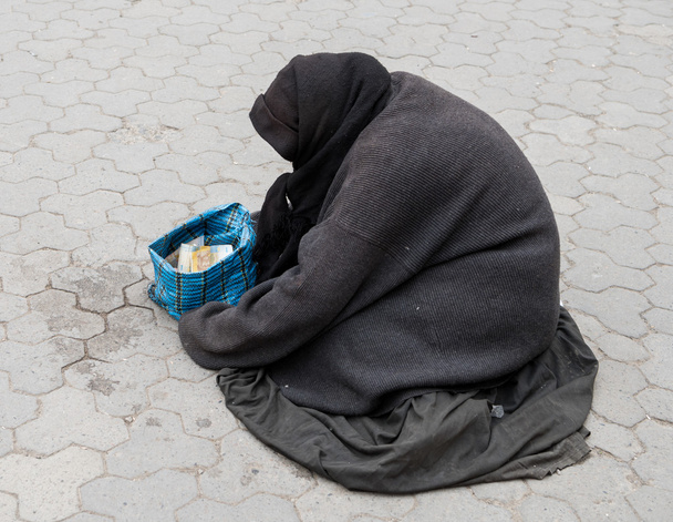 mujer sin hogar en la calle - Foto, Imagen