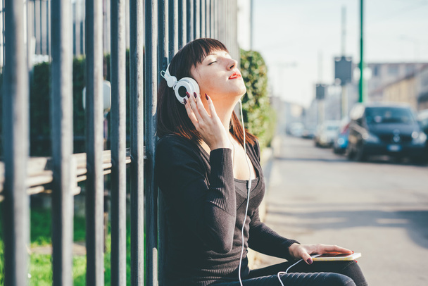 femme assise écoutant de la musique
  - Photo, image