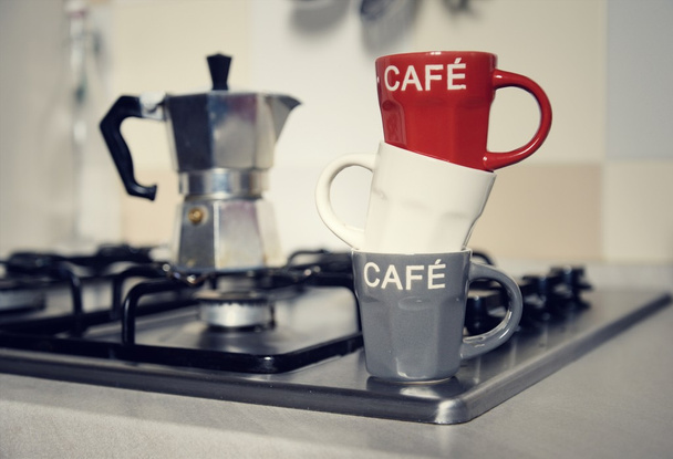 yığılmış kahve Kupası ve vintage kahve demliği mutfak soba üzerinde - Fotoğraf, Görsel