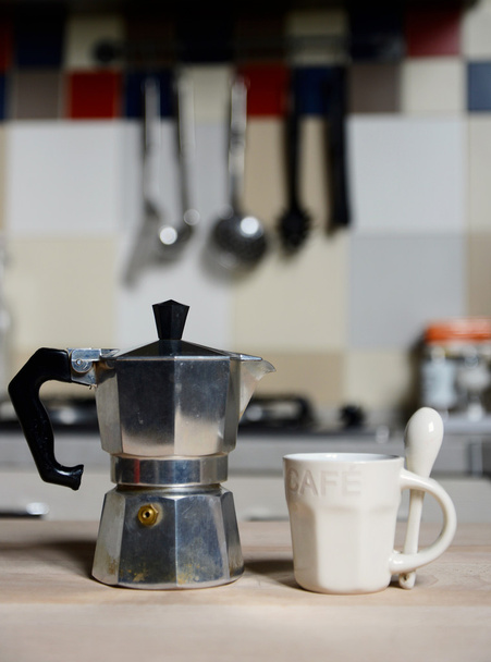červené kávy šálek a vintage konvici na kuchyňský sporák - Fotografie, Obrázek